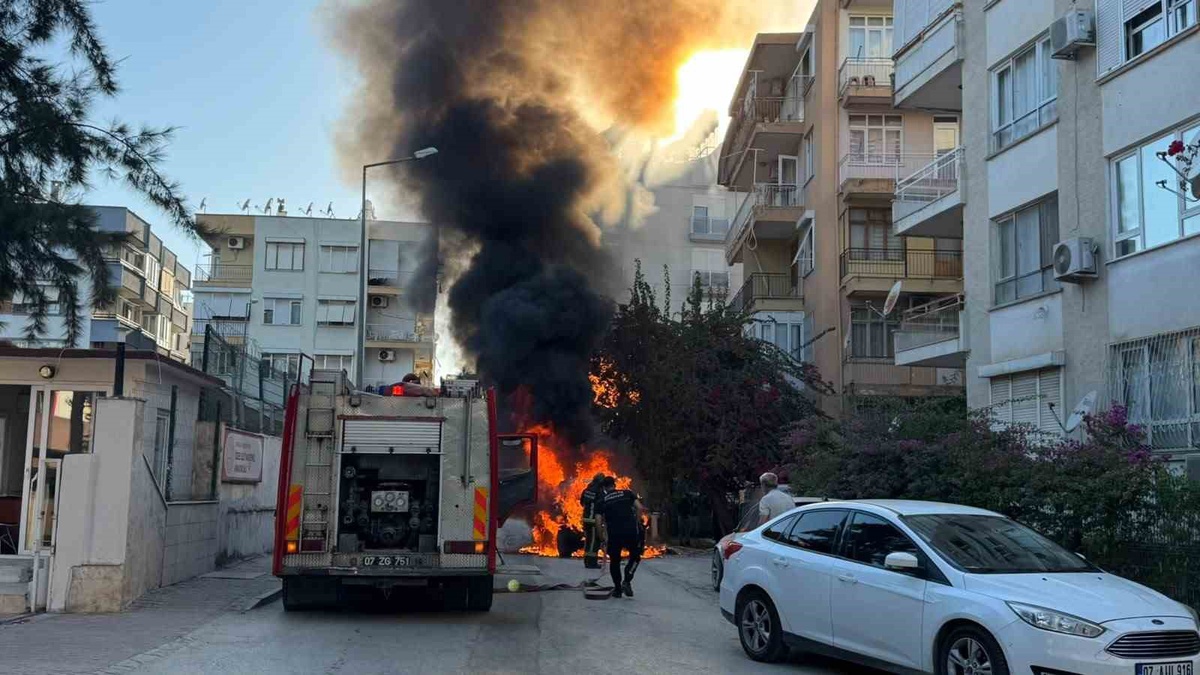 Antalya\'da park halindeki lüks otomobil yangında hurdaya döndü