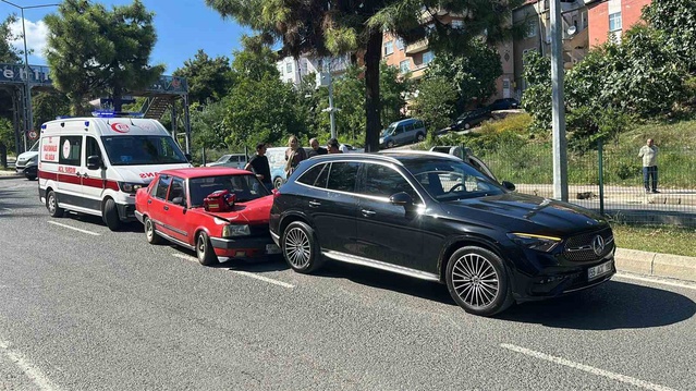 Samsun İlkadım'da Tofaş, lüks SUV'a arkadan çarptı, 1 kişi yaralandı