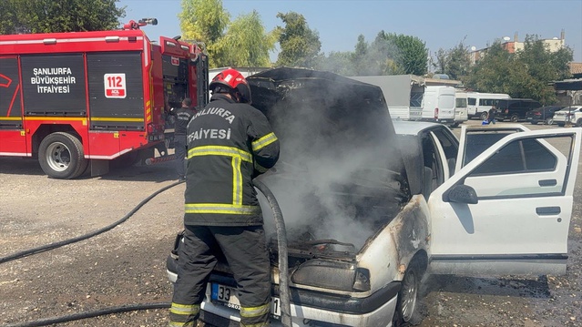 Şanlıurfa Eyyübiye'de otoparkta alev alan otomobil kullanılamaz hale geldi