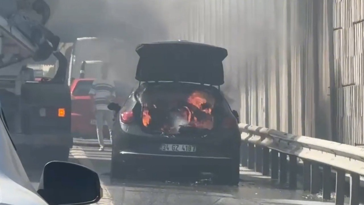 Sarıyer TEM\'de seyir halindeki otomobilin bagajı alev aldı, beton mikseri şoförü söndürdü