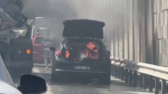 Sarıyer TEM'de seyir halindeki otomobilin bagajı alev aldı, beton mikseri şoförü söndürdü