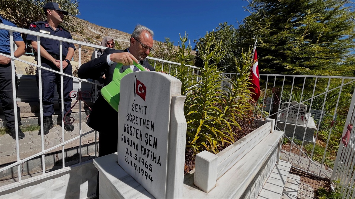Şehit öğretmen Rüstem Şen Ağın\'da anıldı