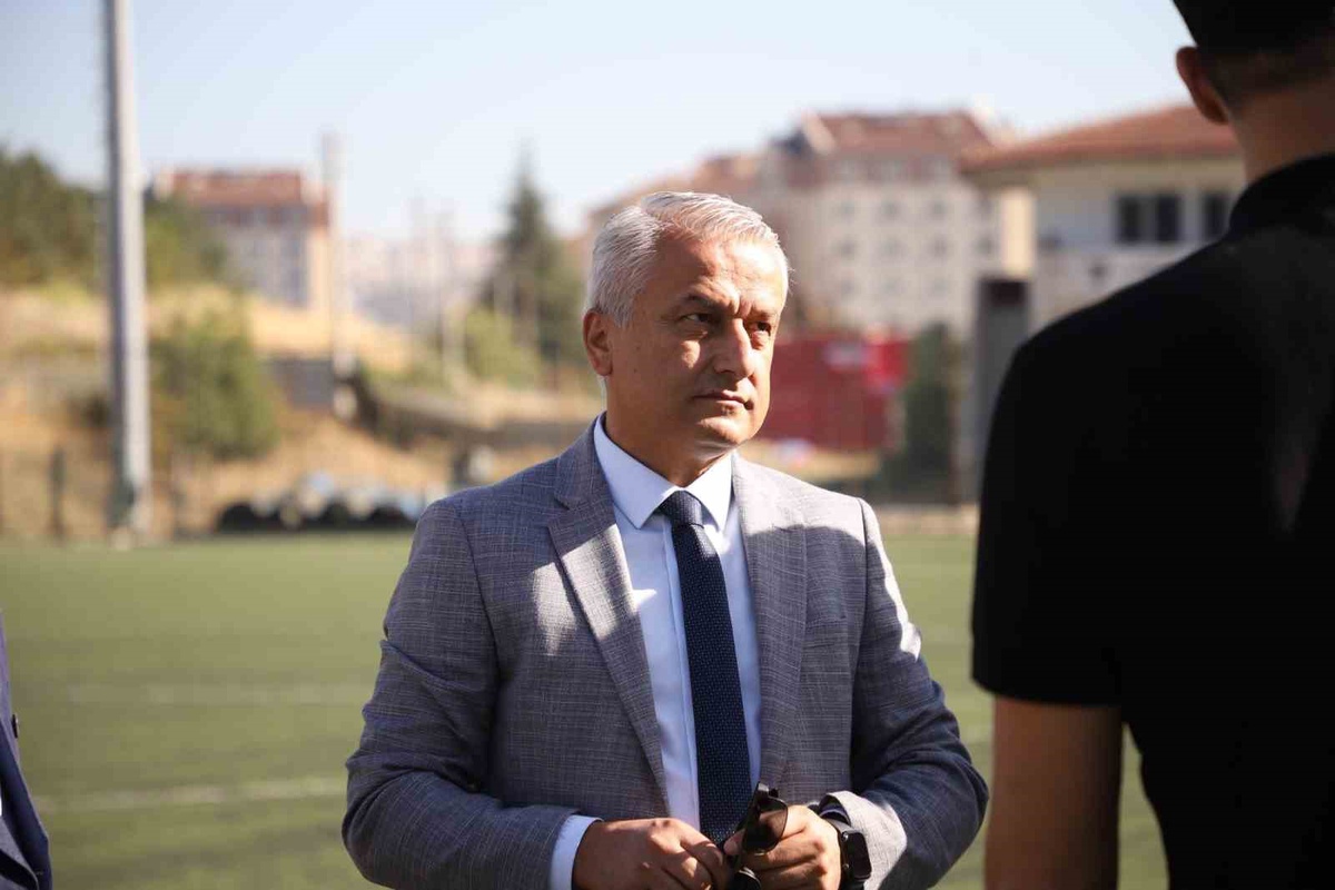 Karabük\'te Soğuksu Sentetik Futbol Sahası\'nın zemini yenileniyor