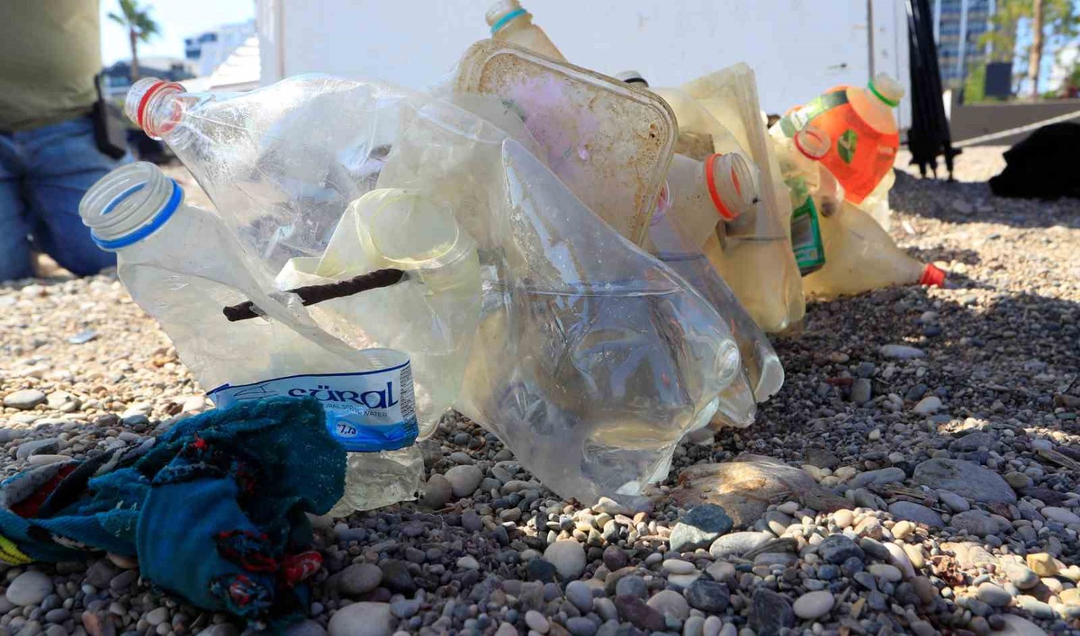 Konyaaltı\'nda dalış yapan profesör deniz altındaki plastik atıklardan çöp şiş yaptı