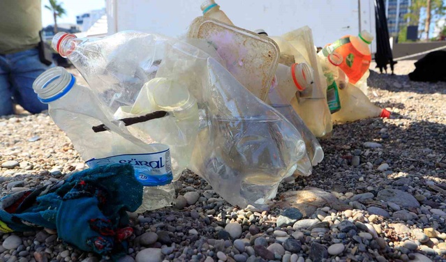 Konyaaltı'nda dalış yapan profesör deniz altındaki plastik atıklardan çöp şiş yaptı