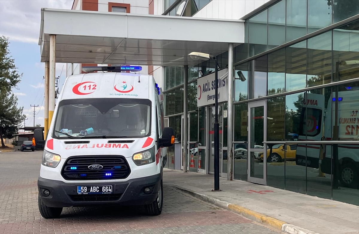 Hayrabolu\'da kamyon devrildi sürücü yaralandı, anız yangını 250 dekar alanı küle çevirdi