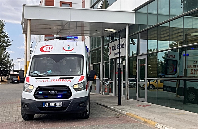 Hayrabolu'da kamyon devrildi sürücü yaralandı, anız yangını 250 dekar alanı küle çevirdi