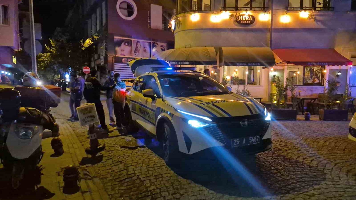 Eskişehir\'de ters yönden gelen alkollü motosiklet sürücüsü polis otosuna çarptı