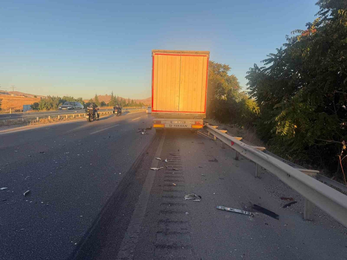 Eskişehir Sivrihisar'da tır ile otomobil çarpıştı, sürücü hafif yaralandı