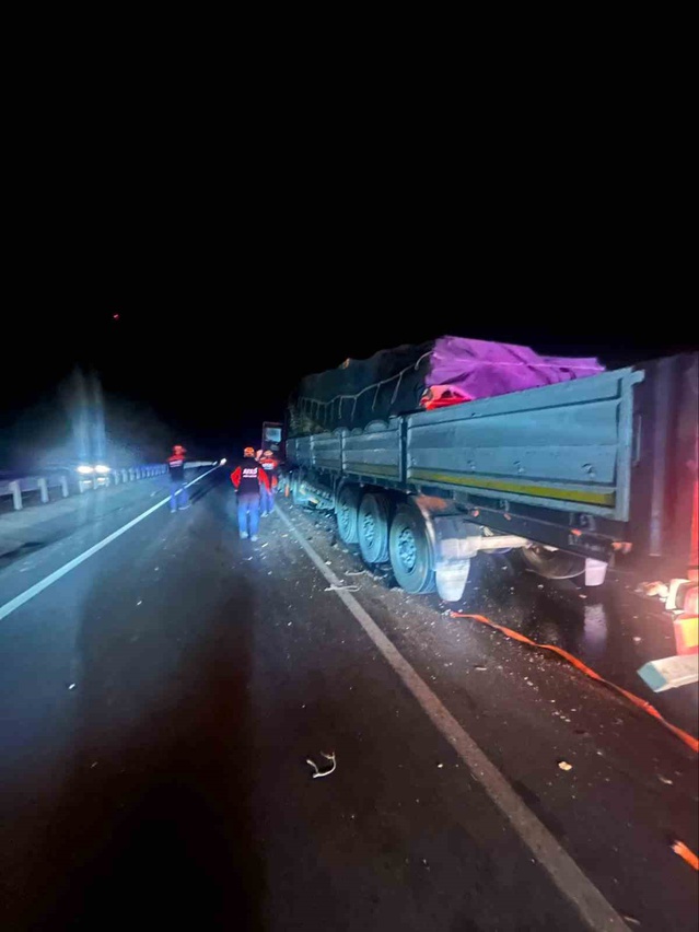 Afyonkarahisar Sinanpaşa'da tırlar çarpıştı, bir sürücü hayatını kaybetti