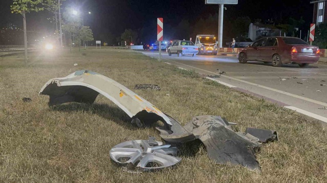 Tokat'ta iki otomobil çarpıştı, Emniyet Müdürlüğü Kavşağı'nda 3 kişi yaralandı