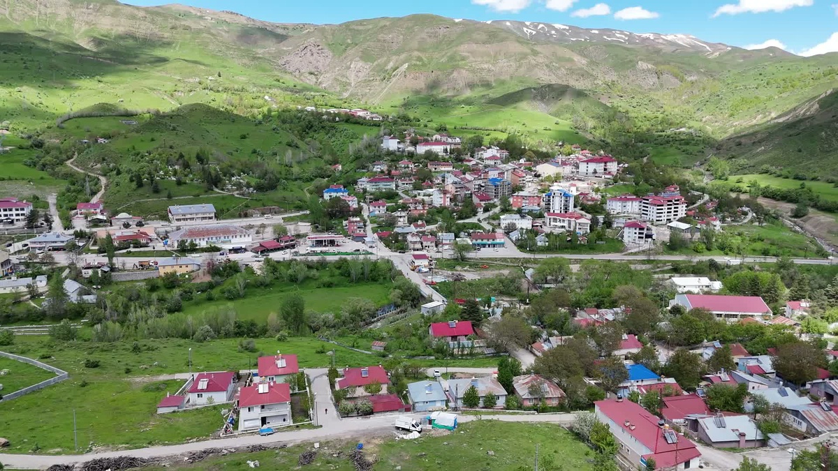 Tunceli Pülümür\'de veliler kadrosu dolu görünen okula öğretmen atanmasını istiyor