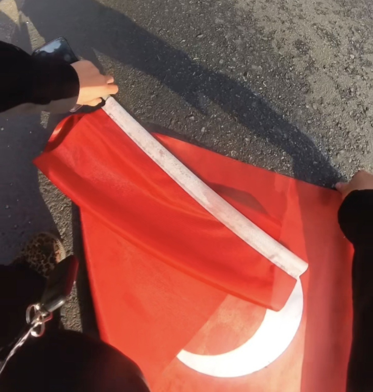 Eskişehir\'de moto kurye yerdeki 2 Türk bayrağını kaldırdı, o anlar kask kamerasında