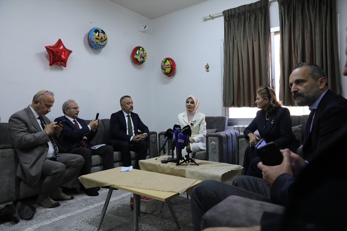 Bakan Göktaş, devlet korumasındaki 7 Suriyeli çocuğu Şam\'da aileleriyle buluşturdu