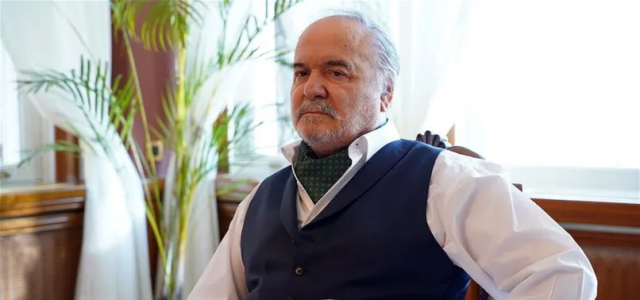 Usta oyuncu Çetin Tekindor hastaneye kaldırıldı: “Çirkin” dizisindeki rolü için flaş karar