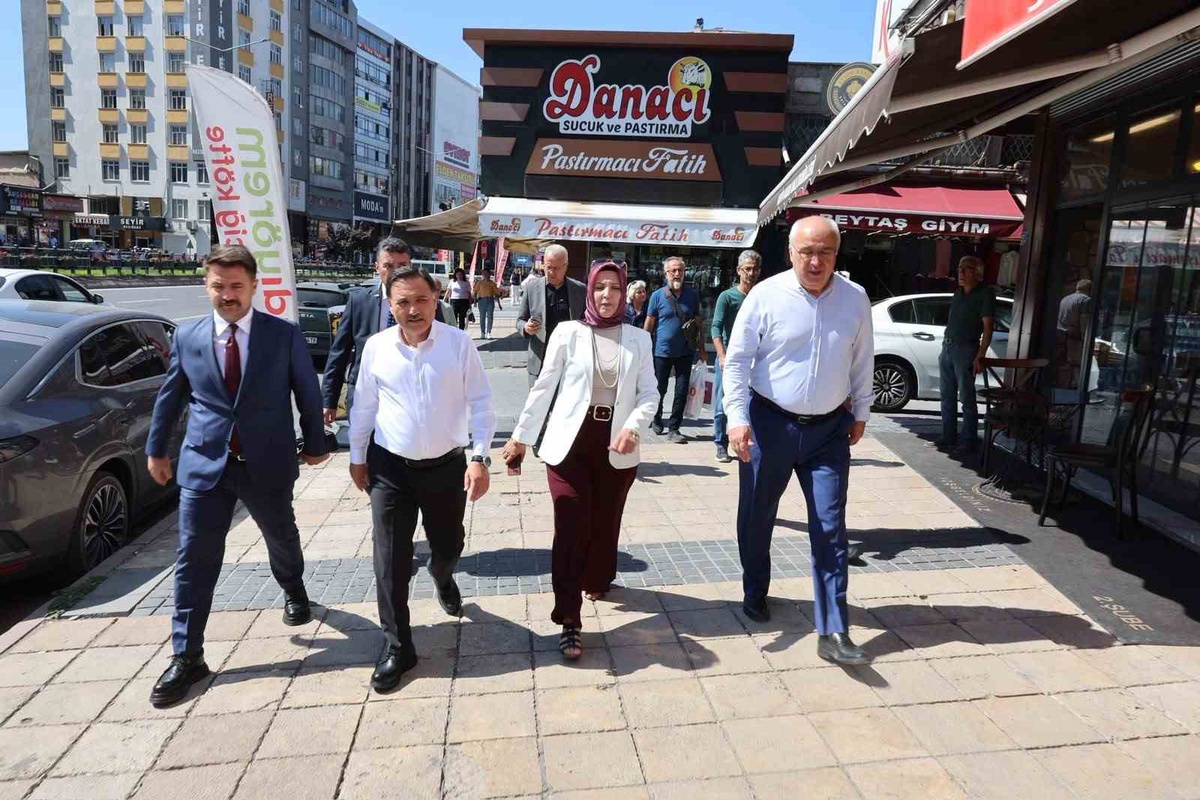 Kayseri Valisi Çiçek, Tacettin Veli Mahallesi\'nde esnafın taleplerini dinledi