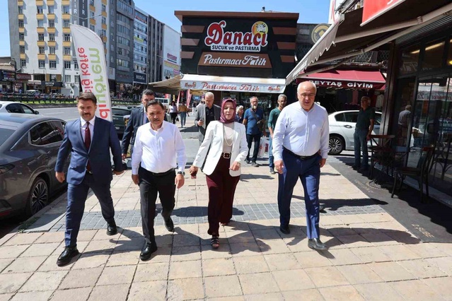 Kayseri Valisi Çiçek, Tacettin Veli Mahallesi'nde esnafın taleplerini dinledi