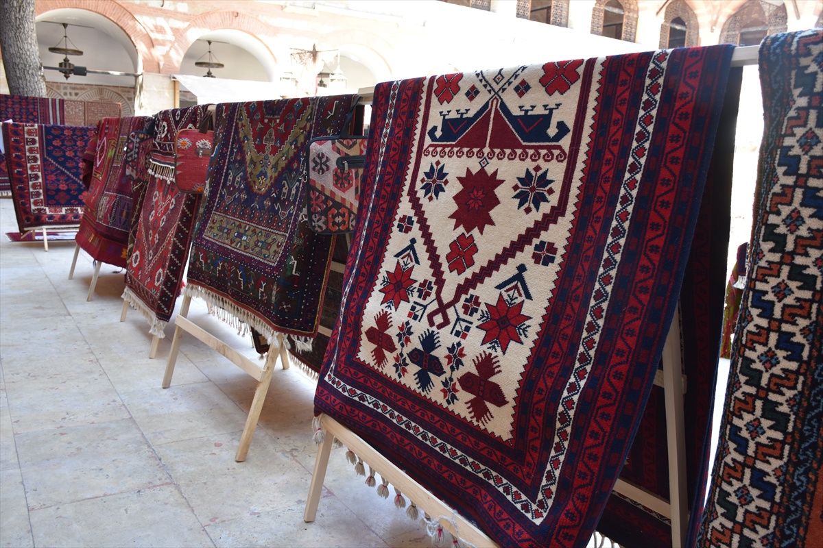 Sındırgı\'da Yağcıbedir halıları Edirne kırmızısıyla dokundu, sergi 13 Eylül\'de