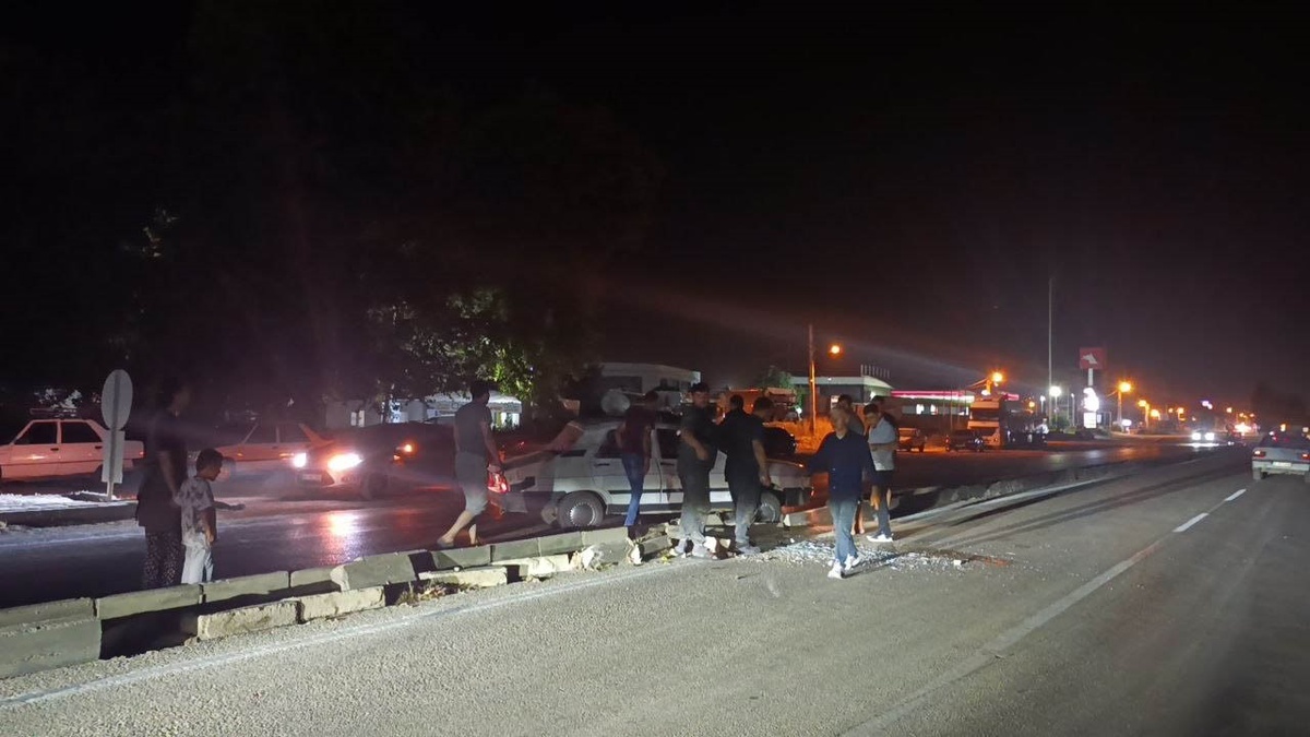 Kozan\'da yan yatan otomobilin sürücüsü emniyet kemeriyle kurtuldu