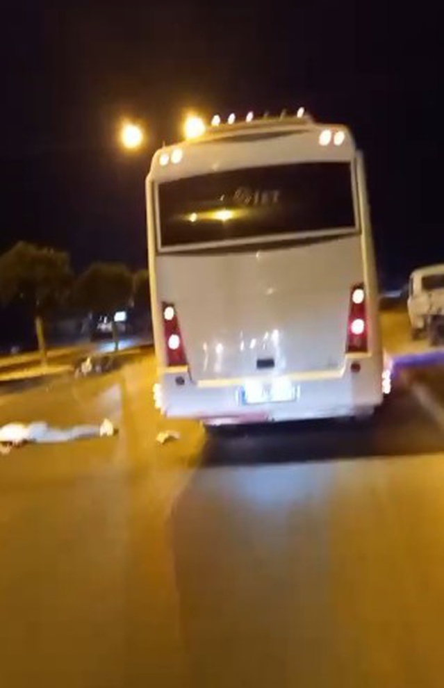Antalya Serik'te motosiklet park halindeki midibüse çarptı, sürücü ağır yaralandı