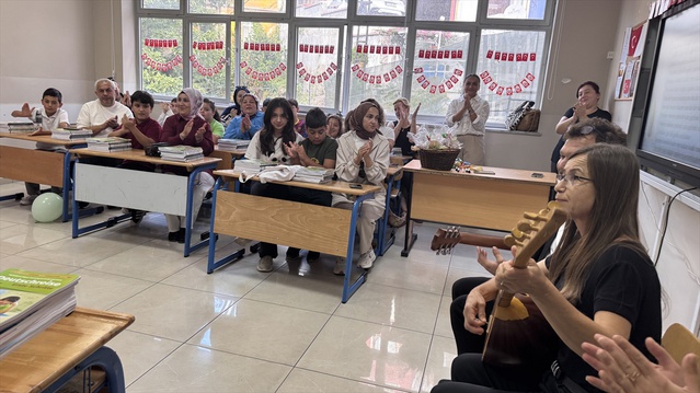 Zonguldak'ta okula uyum haftasında öğrencilere halk müziği sürprizi yapıldı