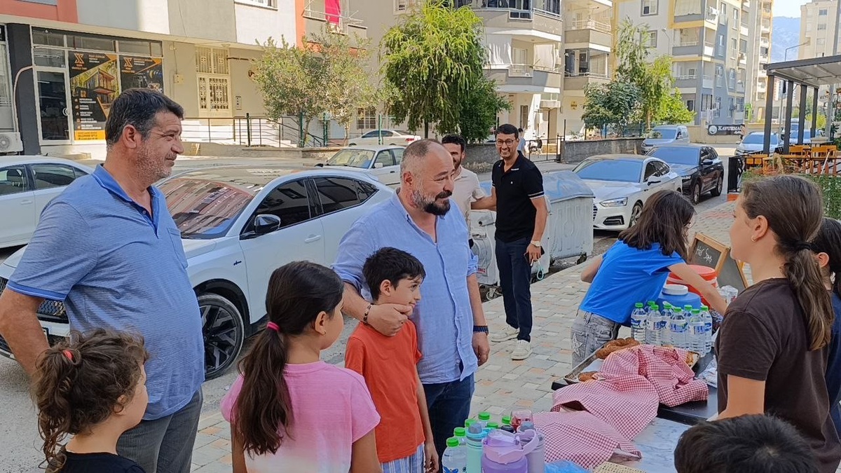 Kozan\'da çocuklar yangın mağdurları için poğaça ve simit satıyor
