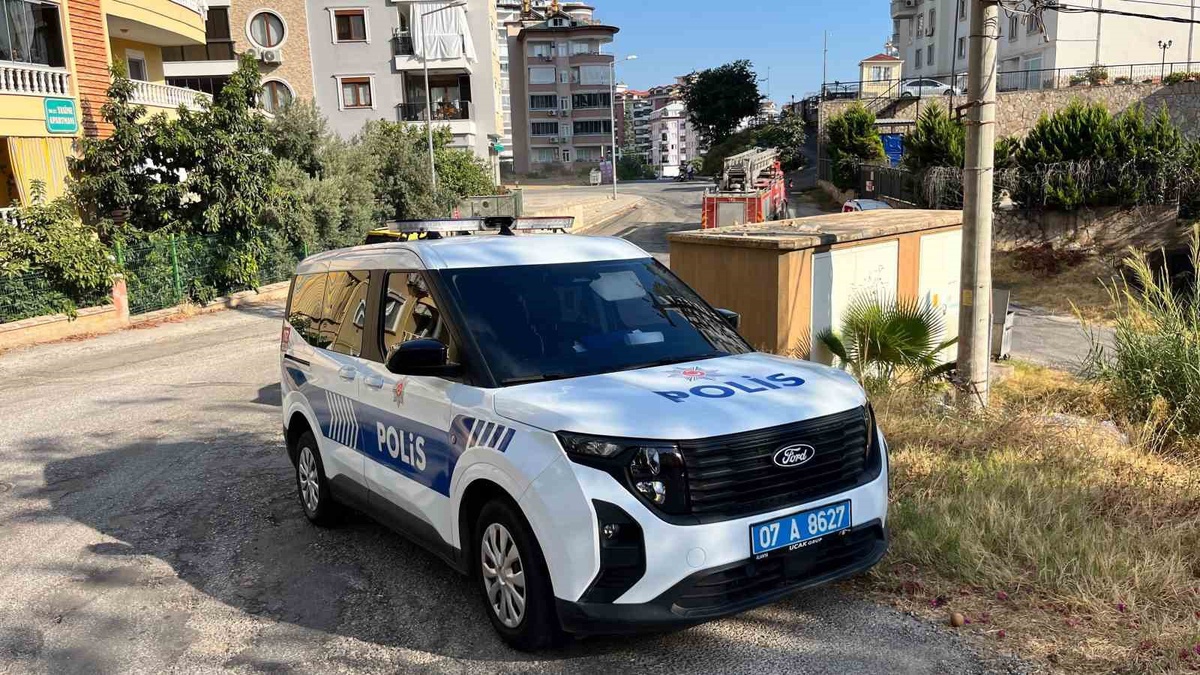 Alanya\'da 8 katlı binanın 3\'üncü katındaki dairede çıkan yangın söndürüldü