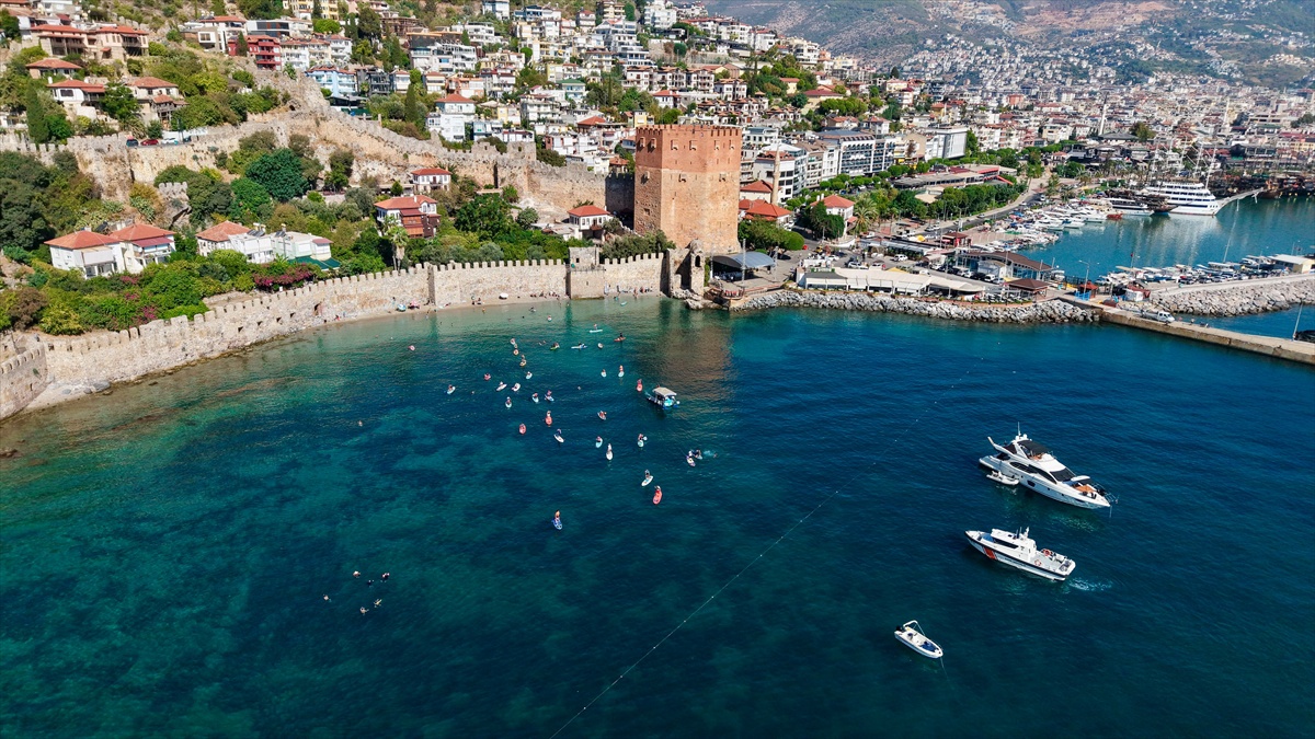 Alanya\'da sup tahtalarıyla denizde mikroplastik temizliği yapıldı