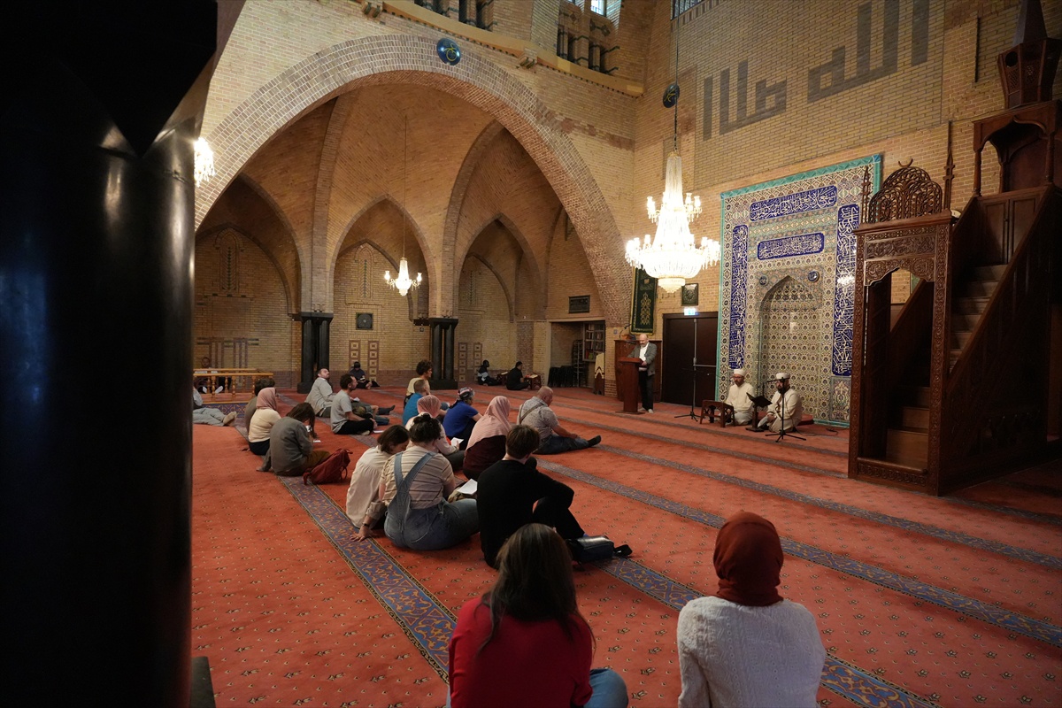 Amsterdam\'daki Fatih Camisi\'ni açık anıtlar gününde 700\'den fazla kişi gezdi