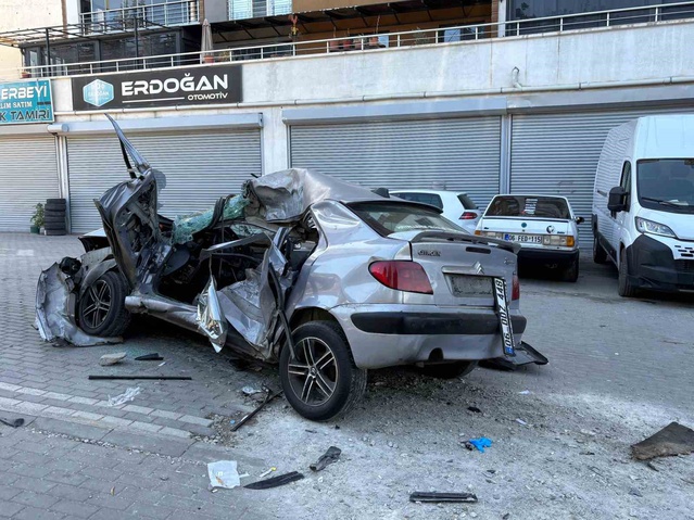 Ankara Mamak'ta beton mikseri otomobille çarpıştı, 1'i ağır 5 yaralı
