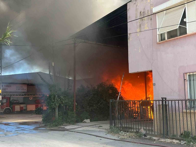 Antalya Muratpaşa'da ev ve depoda çıkan yangına itfaiye ekipleri müdahale ediyor