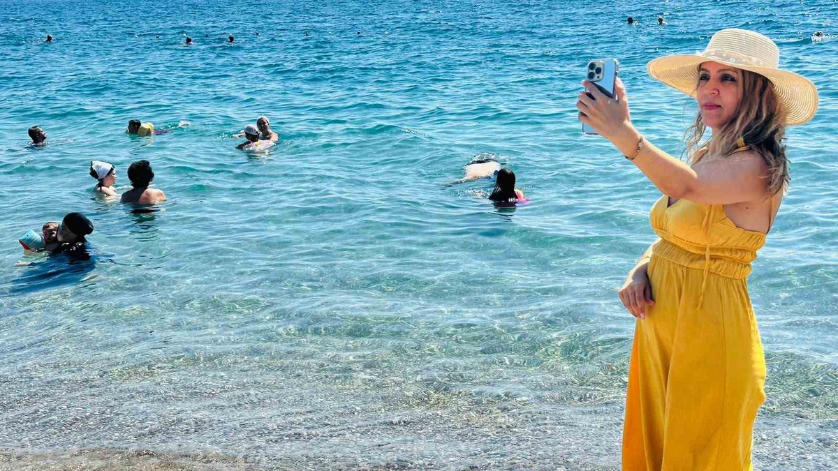 Antalya\'da sonbahar sıcağı sahilleri doldurdu, deniz suyu 29 derece ölçüldü
