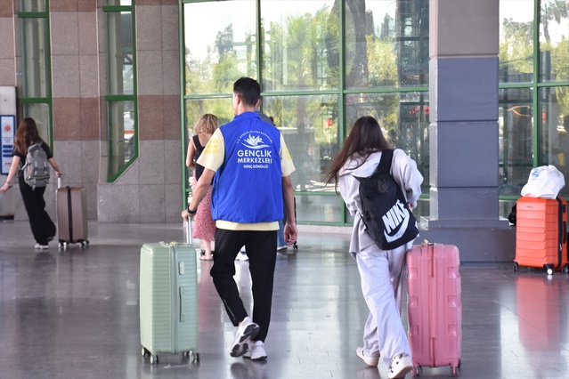 Antalya'da üniversite öğrencileri otogar ve havalimanından yurtlara taşındı