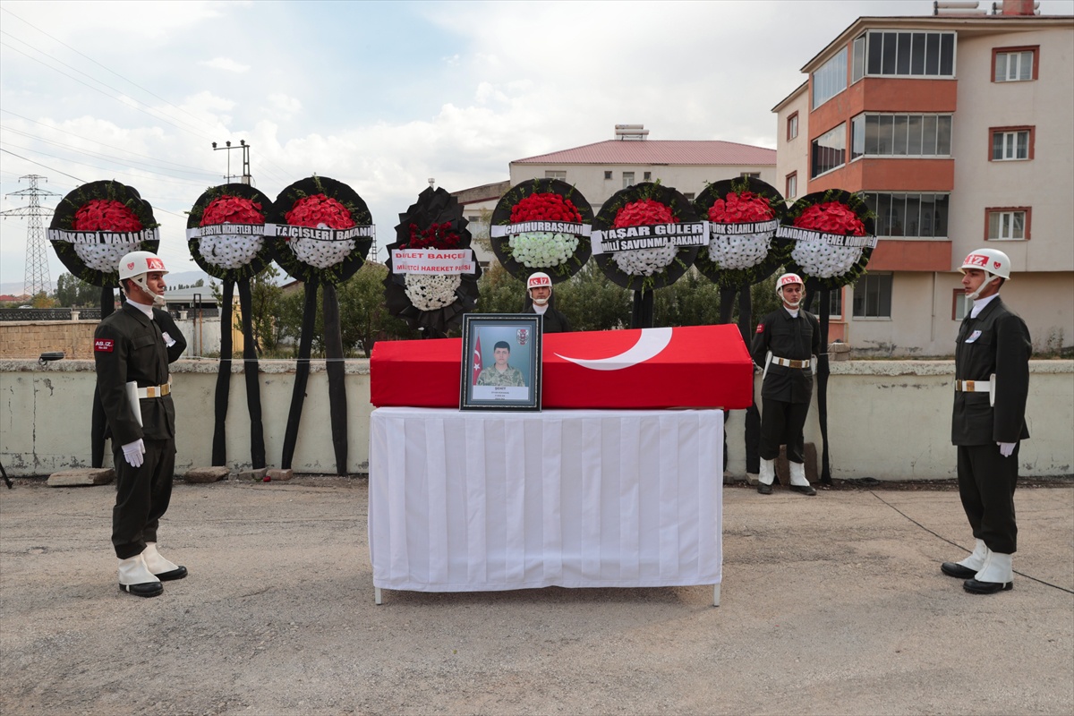 Askeri araç kazasında şehit olan asker, Hakkari\'de son yolculuğuna uğurlandı