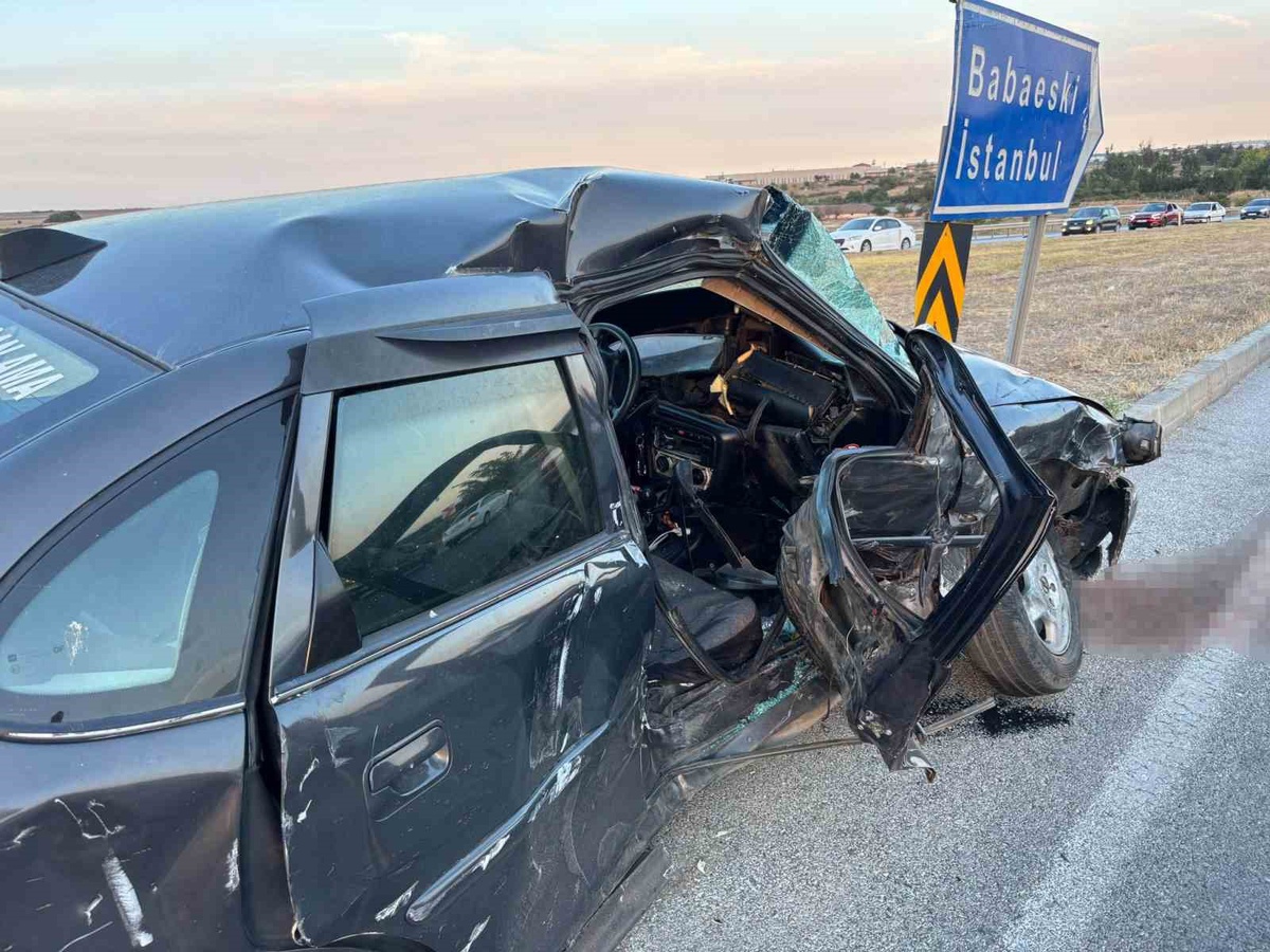 Babaeski\'de minibüs ile otomobil çarpıştı, araçlarda sıkışan 4 yaralı itfaiyeyle kurtarıldı