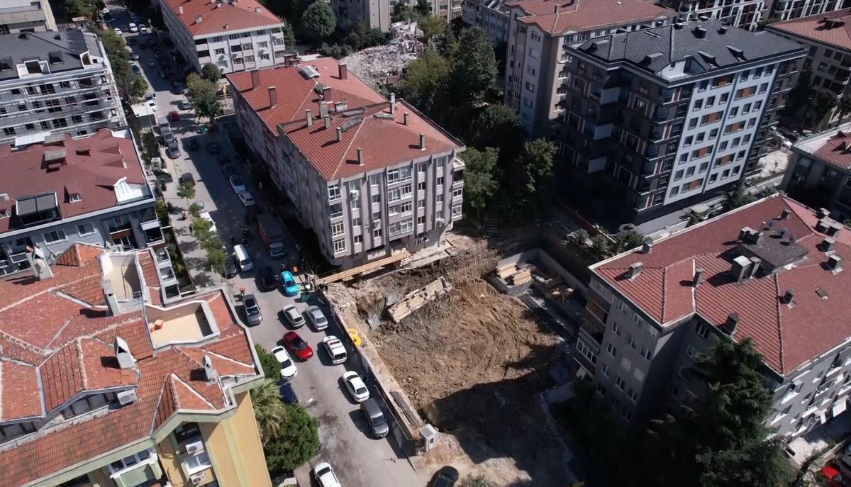 Bahçelievler\'de temel kazısı sırasında 5 katlı binanın istinat duvarı çöktü