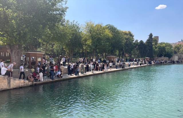 Şanlıurfa Balıklıgöl'de hafta sonu ziyaretçi yoğunluğu oluştu