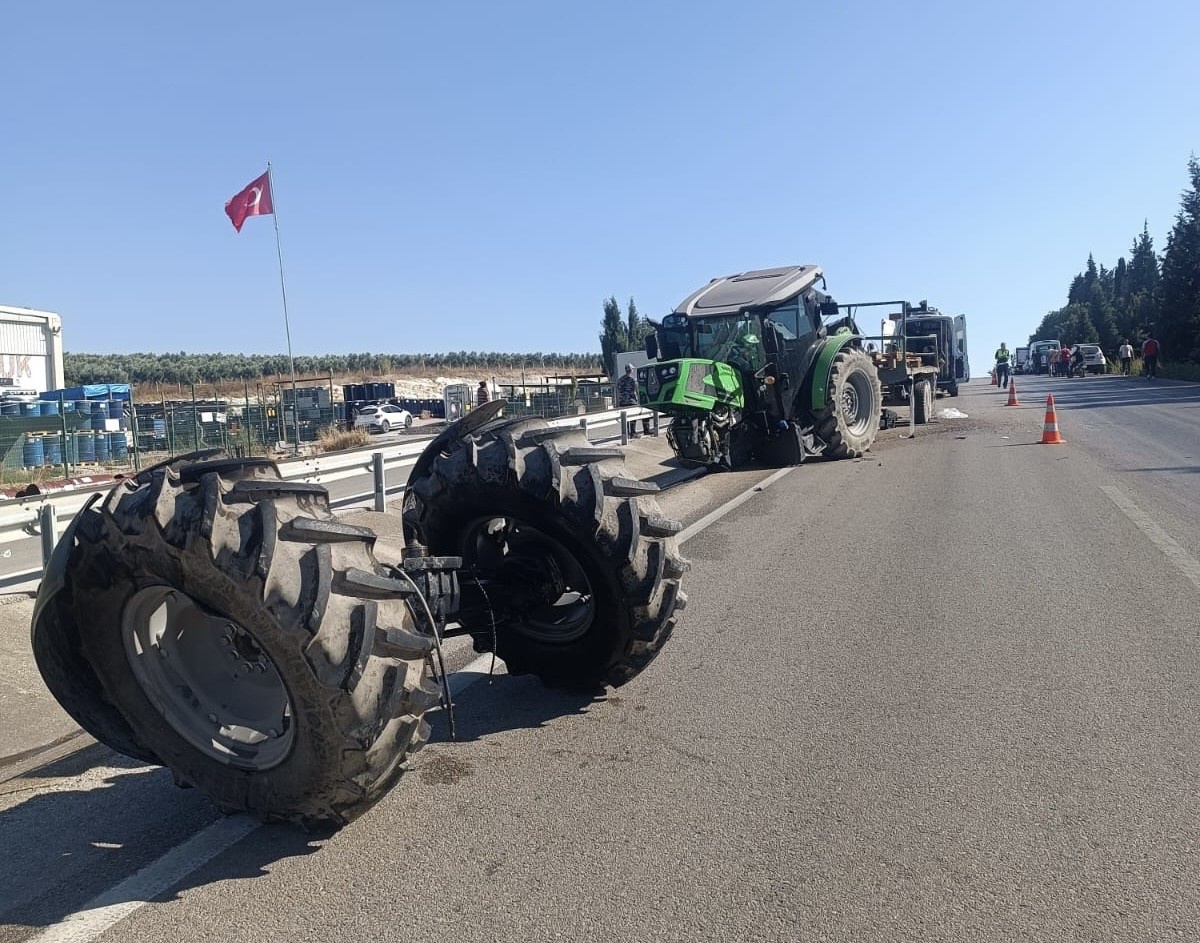 Bandırma\'da kamyon traktöre arkadan çarptı, sıkışan sürücü kurtarıldı