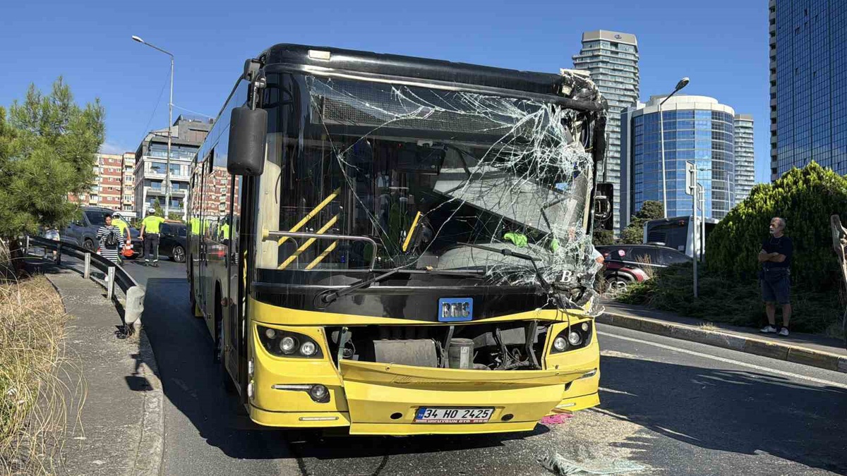 Beşiktaş\'ta İETT otobüsüyle iş makinesi çarpıştı, 1\'i ağır 5 kişi yaralandı