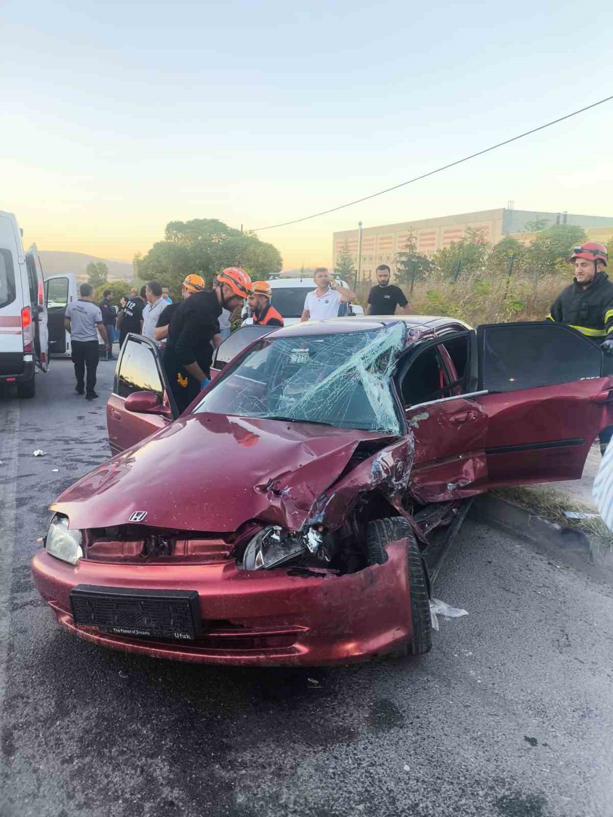 Bilecik'te otomobil hafif ticari araca çarptı, 1'i ağır 3 yaralı
