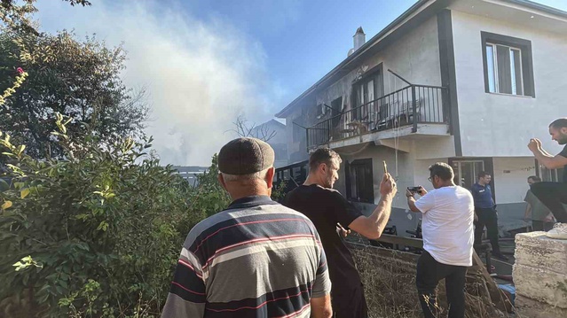 Bolu Sağlık Mahallesi'nde çıkan yangın odunluk ve 3 evi küle çevirdi