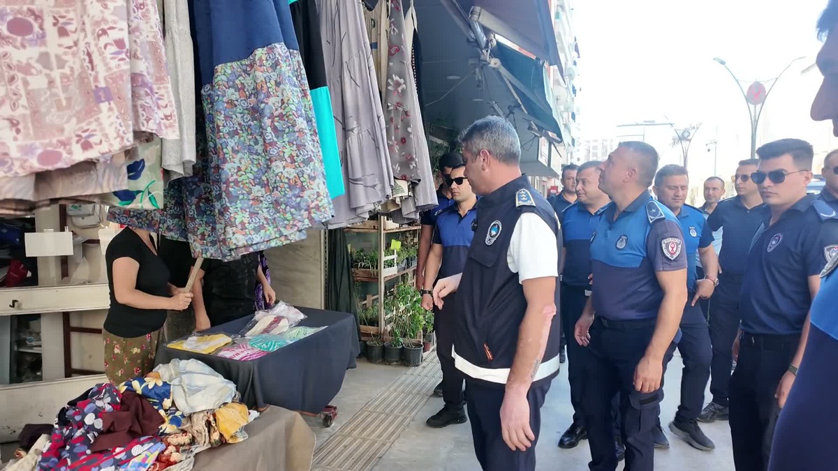 Bornova\'da kaldırım işgali denetiminde bayrak ve flamalar kaldırıldı
