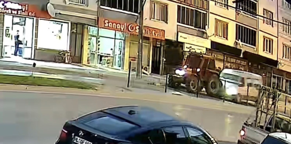 Bursa Mustafakemalpaşa\'da panelvan traktöre çarptı, tarım işçisi 10 kişi yaralandı