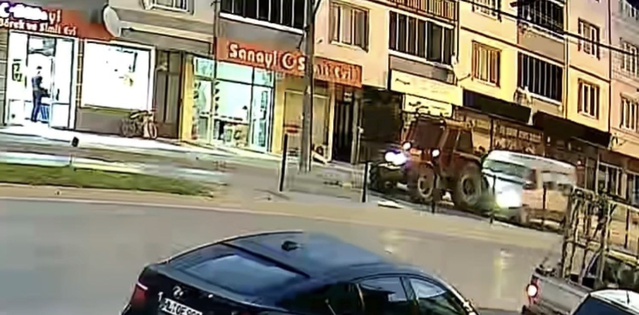 Bursa Mustafakemalpaşa'da panelvan traktöre çarptı, tarım işçisi 10 kişi yaralandı