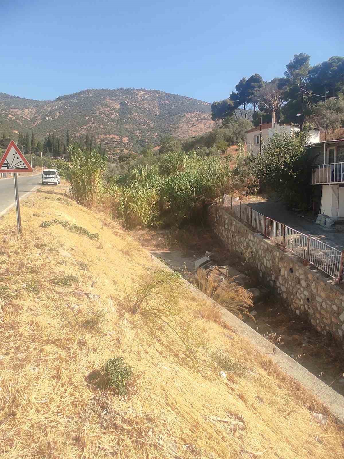 İzmir Bayındır'da çalınan otomobil dereye uçtu, şüpheliler kaçtı
