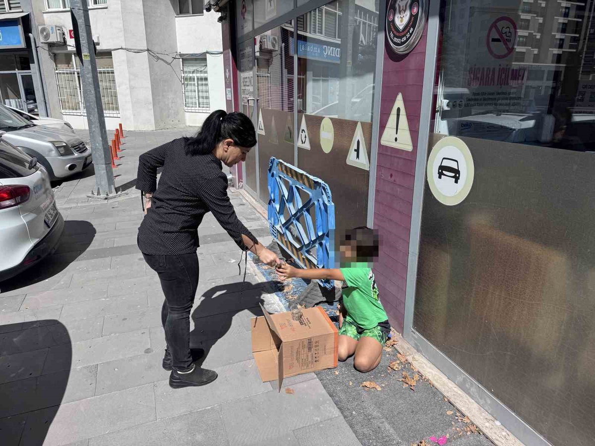 Kayseri\'de çekirdek satan 9 yaşındaki çocuğun parası ve annesine aldığı hediye çalındı