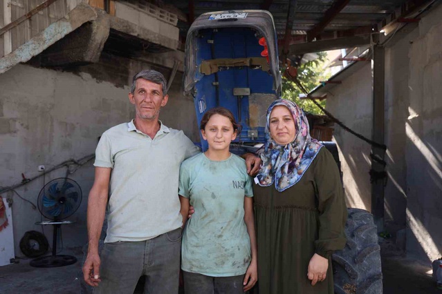 Deprem sonrası çırak bulamayan babanın 13 yaşındaki kızı Hatay'da 3 yıldır traktör tamir ediyor