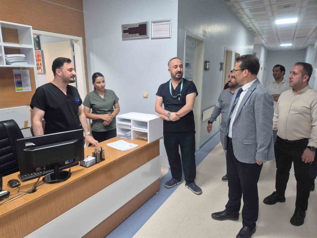 Cizre Devlet Hastanesi Başhekimi Sapan, çocuk ve palyatif servisinde hastaları ziyaret etti
