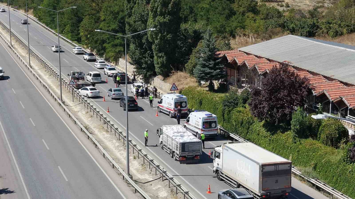 Çorum\'da 3 araçlı zincirleme kazada 5 kişi yaralandı, yol kapandı