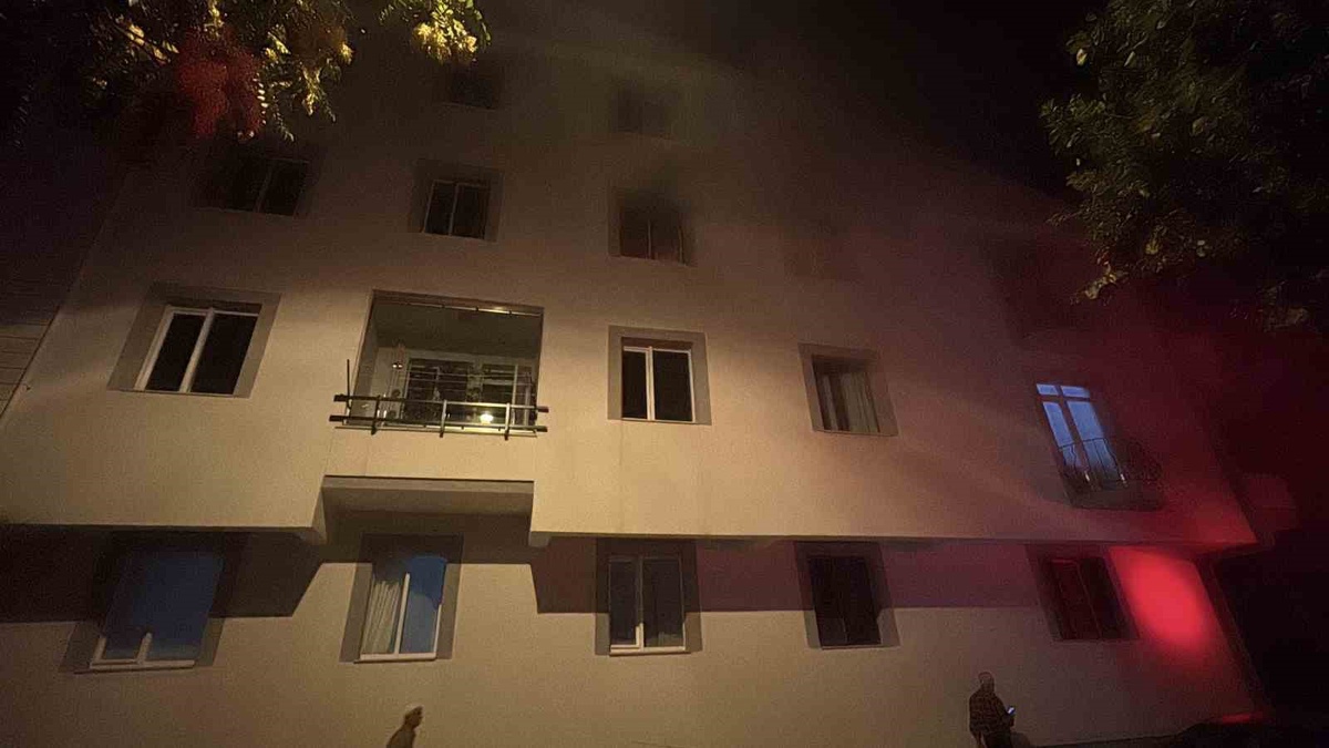 Çorum\'da apartman yangınında dumandan etkilenen 7 kişi itfaiye merdiveniyle kurtarıldı